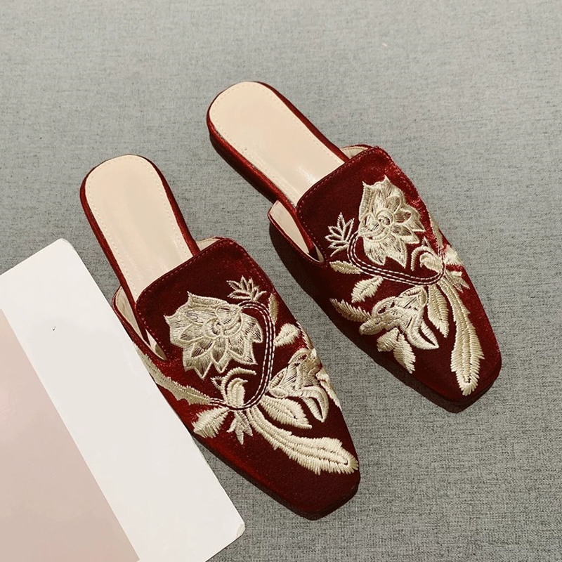 Embroidery Design - Novos Sapatos Femininos 2026: Chinelos Retrô